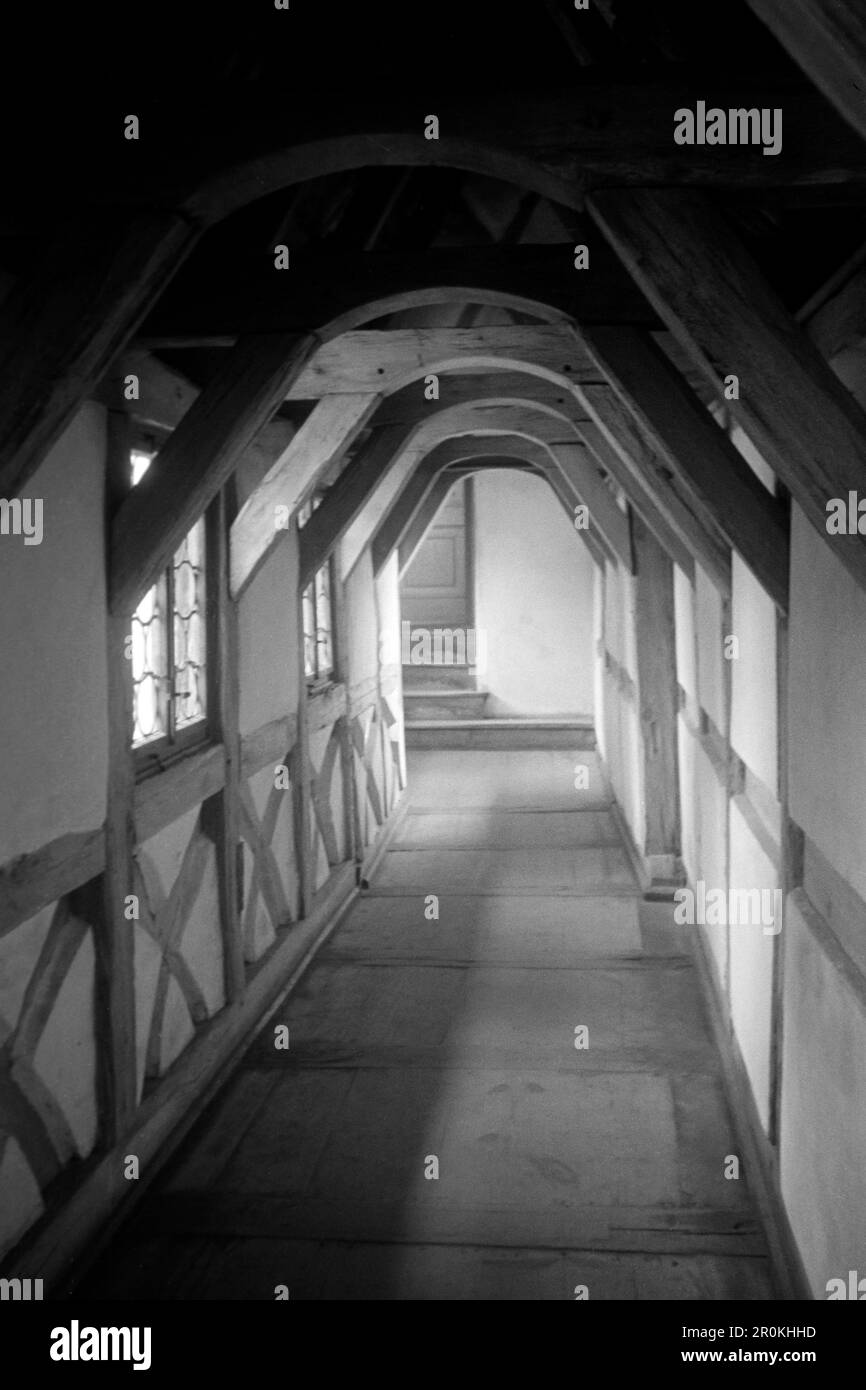 Die Margarethengang auf der Wartburg bei Eisenach in Thüringen 1956. Die Margarethengang im Schloss Wartburg bei Eisenach in Thüringen, 1956. Stockfoto