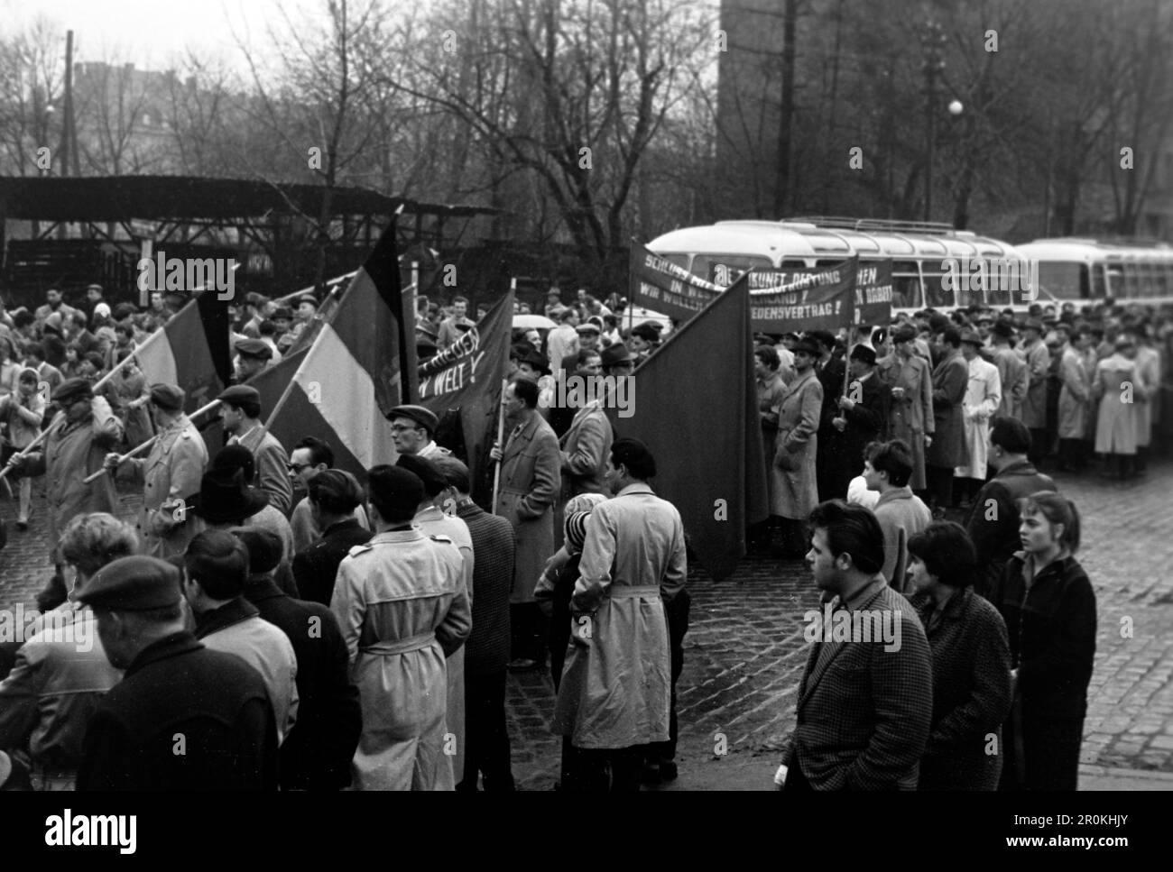 Kundgebung, vermutlich in Weimar, gegen die Wiederaufrüstung der Bundesrepublik Deutschland und für einen Friedensvertrag, 1960. Demonstration, vermutlich in Weimar, gegen die Aufrüstung der Bundesrepublik Deutschland und für einen Friedensvertrag 1960. Stockfoto