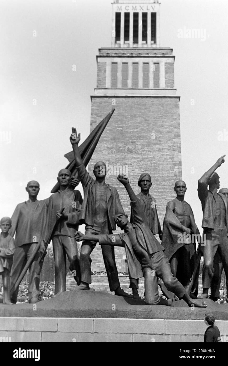 Von Fritz Cremer und Bertolt Brecht gestaltetes Denkmal zu Ehren des Widerstandskampfes im KZ Buchenwald mit dem Turm der Freiheit im Hintergrund, Gedenkstätte Buchenwald 1960. Denkmal entworfen von Fritz Cremer und Bertolt Brecht zu Ehren des Widerstandskampfes im Konzentrationslager Buchenwald mit dem Tower of Freedom im Hintergrund, Buchenwald Memorial 1960. Stockfoto