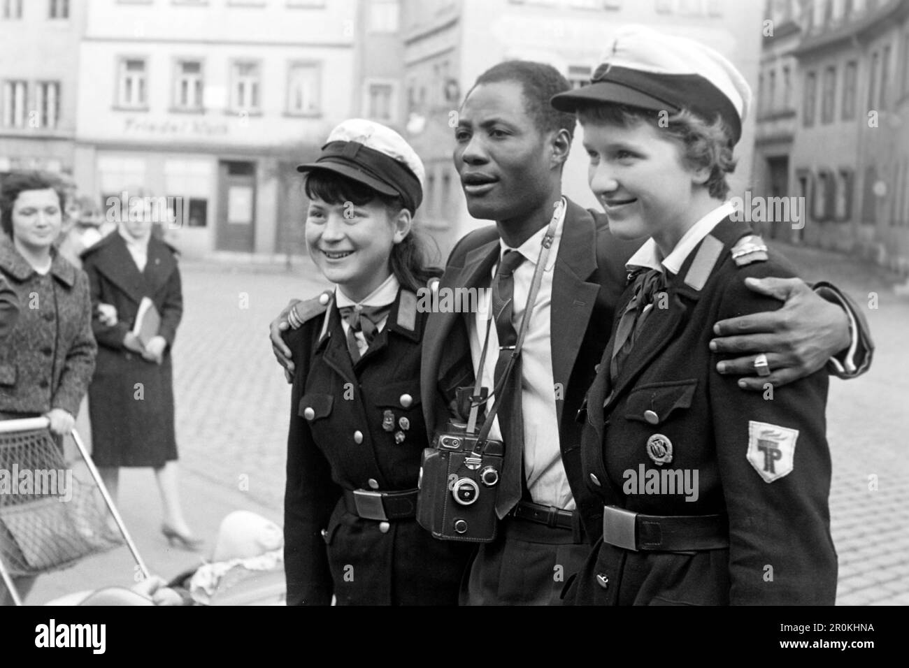 Besucher in Weimar mit zwei Thälmann-Pionierinnen, links mit dem Abzeichen für gute Arbeit in der Schule, rechts mit dem Sportabzeichen für Jugendliche und Stoffaufder Thälmann-Pioniere am Ärmel, 1960. Besucher in Weimar mit zwei Thälmann-Pionieren, links mit dem Abzeichen für gute Arbeit in der Schule, rechts mit dem Sportabzeichen für Jugendliche und dem Stoffaufnäher der Thälmann-Pioniere auf ihrem Ärmel, 1960. Stockfoto