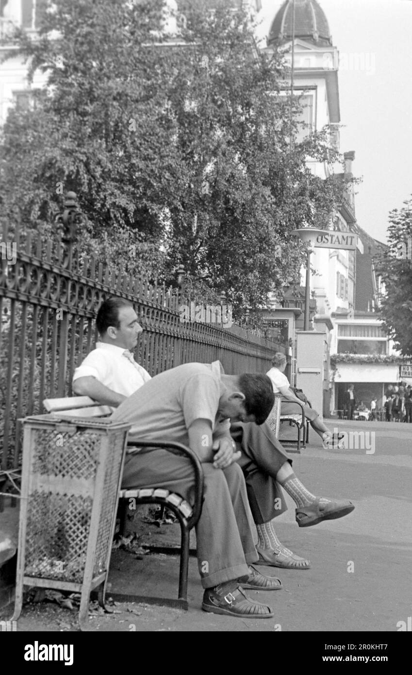 Zwei Männer ruhen sich auf einer Bank aus, Rüdesheim, 1961. Zwei Männer ruhen sich auf einer Bank aus, Rüdesheim, 1961. Stockfoto