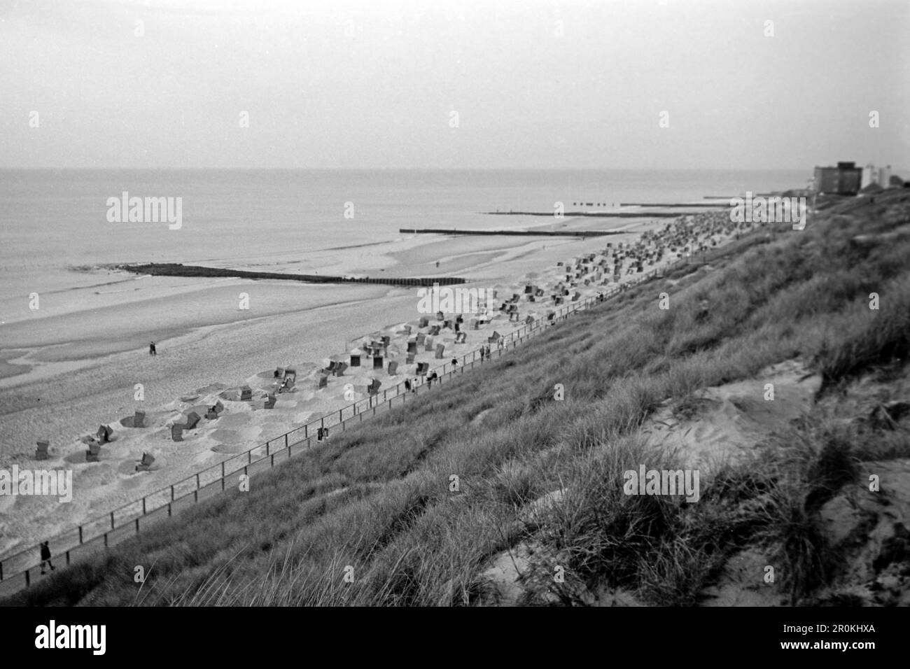 Der Weststrand bei Westerland mit Holzbuhnen und Strandkörben, Sylt, 1961. Der Weststrand in der Nähe von Westerland mit hölzernen Groynen und Liegen, Sylt, 1961. Stockfoto