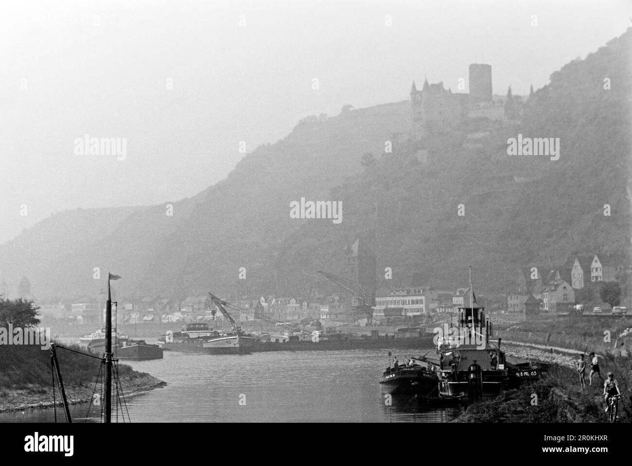 Schiffe auf dem Rhein bei Sankt Goarshausen, im Hintergrund Burg Katz, 1961. Schiffe auf dem Rhein in der Nähe von Sankt Goarshausen, Schloss Katz im Hintergrund, 1961. Stockfoto