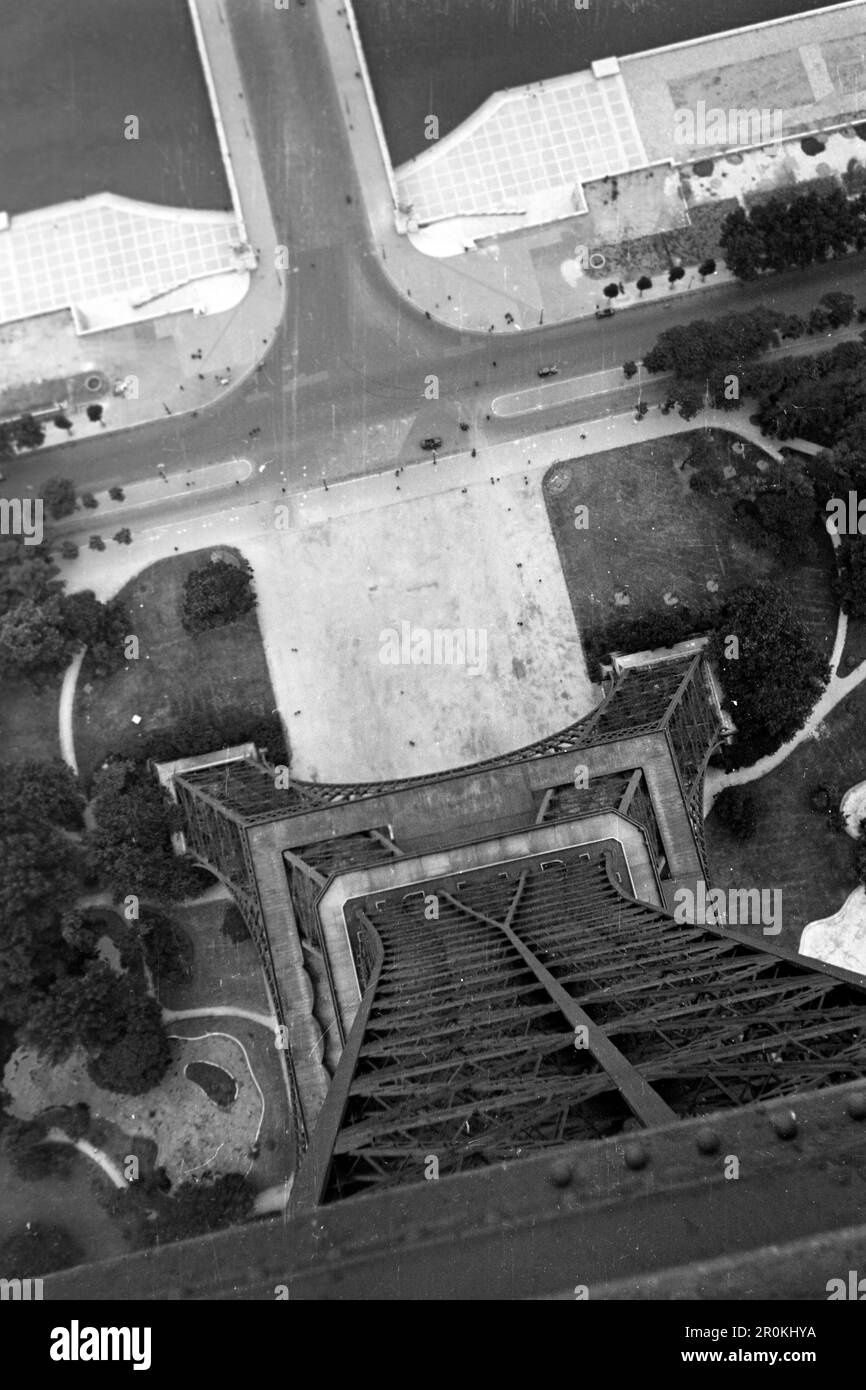 Blick vom Eiffelturm auf den Quai Jacques Chirac, den Pont d'Iéna und die Pfeiler West und Nord, Paris 1940. Blick vom Eiffelturm auf den Quai Jacques Chirac, die Pont d'Iéna und die West- und Nordpiers, Paris 1940. Stockfoto