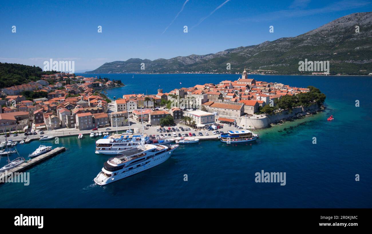 Flugzeug des Kreuzfahrtschiffs MS Romantic Star (Reisebüro Mittelthurgau) Apporaching Pier mit Altstadt dahinter, Kor?ula, Dubrovnik-Neretva, Kroatien Stockfoto