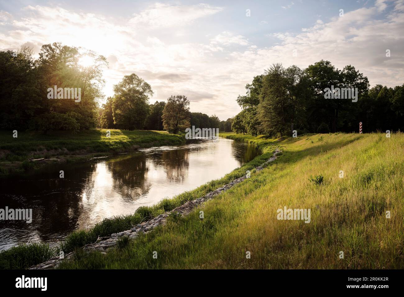 UNESCO-Weltkulturerbe Muskau-Gärten Prinz Pueckler Park, Fluss Neisse an der Grenze zu Polen, Lausitz, Sachsen, Deutschland Stockfoto