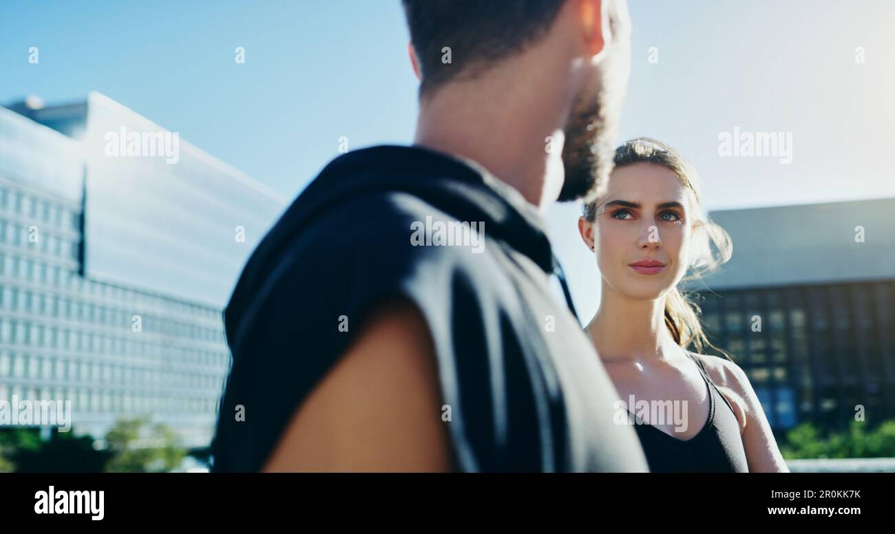 Fitness ist eine Reise, nehmen Sie Ihre Lieblingsperson mit. Ein junges Paar, das zusammen in der Stadt trainiert. Stockfoto
