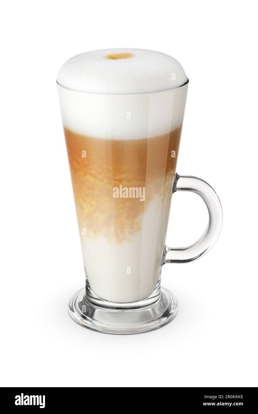 Schaumiger Latte-Kaffee und Milchgetränk in einem transparenten Glasbecher, isoliert auf weißem Hintergrund. Stockfoto
