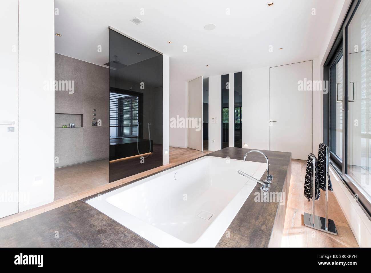 Modernes Badezimmer in einem Bauhaus-Gebäude, Oberhausen, Nordrhein-Westfalen, Deutschland Stockfoto