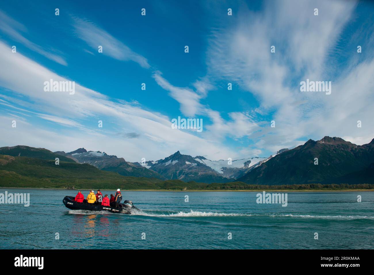 Passagiere des Expeditionsschiffes MS Bremen (Hapag-Lloyd Cruises) in einem Zodiac-Floß mit Bergen dahinter, Kodiak, Kodiak Island, Alaska, USA, Nach Norden Stockfoto