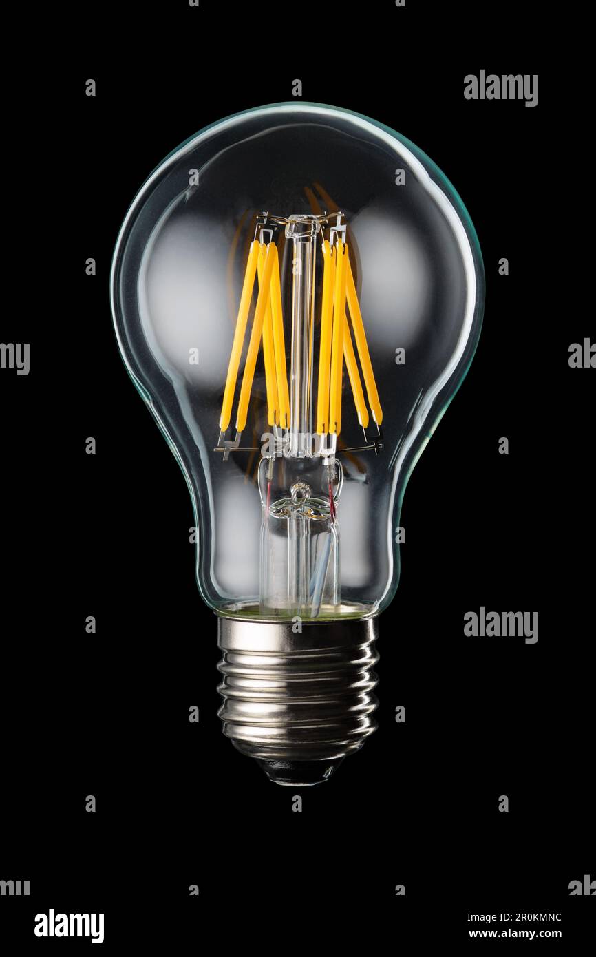 Moderne transparente LED-Glühlampe, isoliert auf schwarzem Hintergrund. Stockfoto