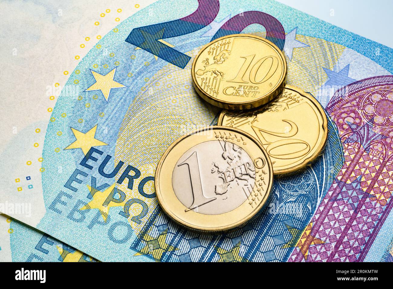 Eine Euro-und Cent-Münze auf den blauen Scheinen. Stockfoto