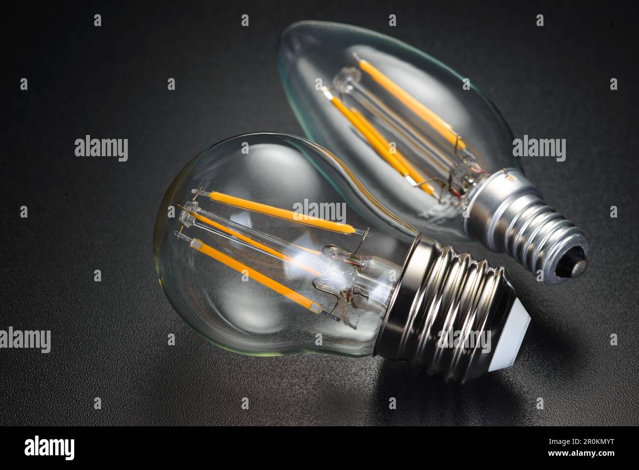Altmodische transparente LED-Glühlampen auf schwarzem Hintergrund. Stockfoto