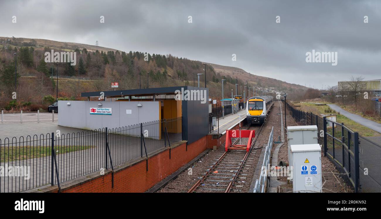 Bahnhof von Ebbw Vale. Transport nach Wales Klasse 170 Turbostar Zug 170206 Ankunft an der kleinen Endstation mit einem Bahnsteig Stockfoto