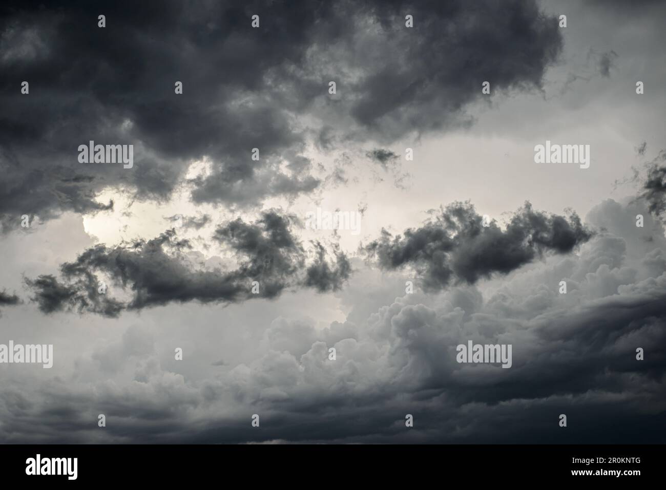 Dunkler dramatischer Himmel mit schwarzen Sturmwolken. Der Regen kommt bald. Stockfoto