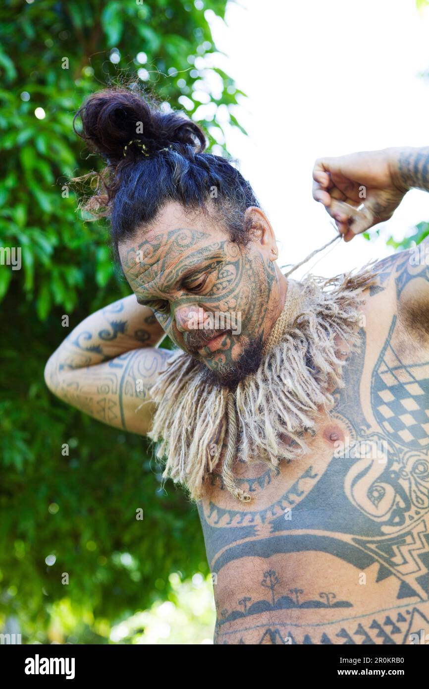 Französisch Polynesien Tahaa Island. Portrait von Tattoo artist Tavita Monea an seinem Haus am Tahaa Island. Stockfoto