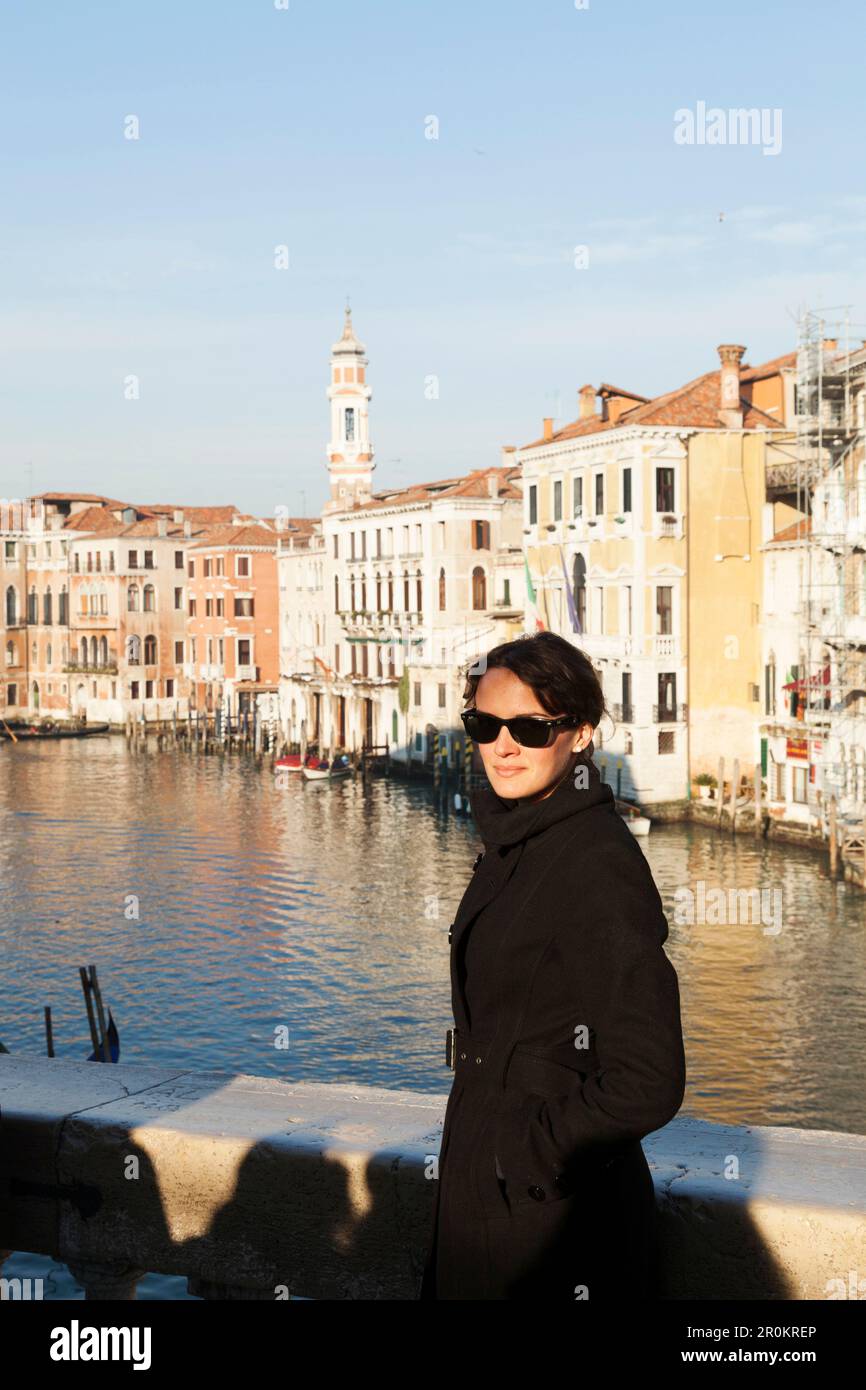 Italien, Venedig. Künstler Mia Kaplan auf der Rialto Brücke overlooing den Canal Grande. Stockfoto