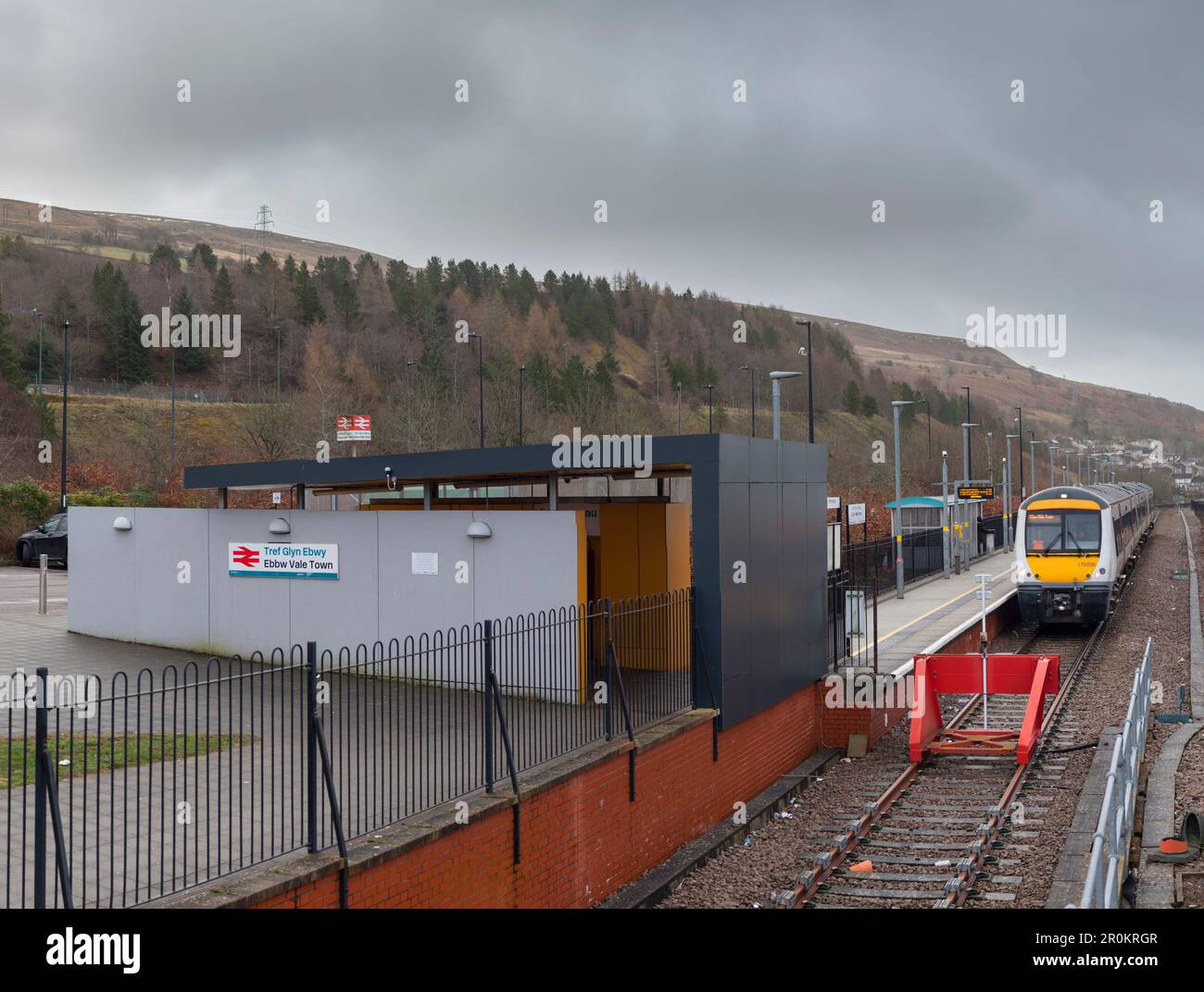 Bahnhof von Ebbw Vale. Transport nach Wales Klasse 170 Turbostar Zug 170206 Ankunft an der kleinen Endstation mit einem Bahnsteig Stockfoto