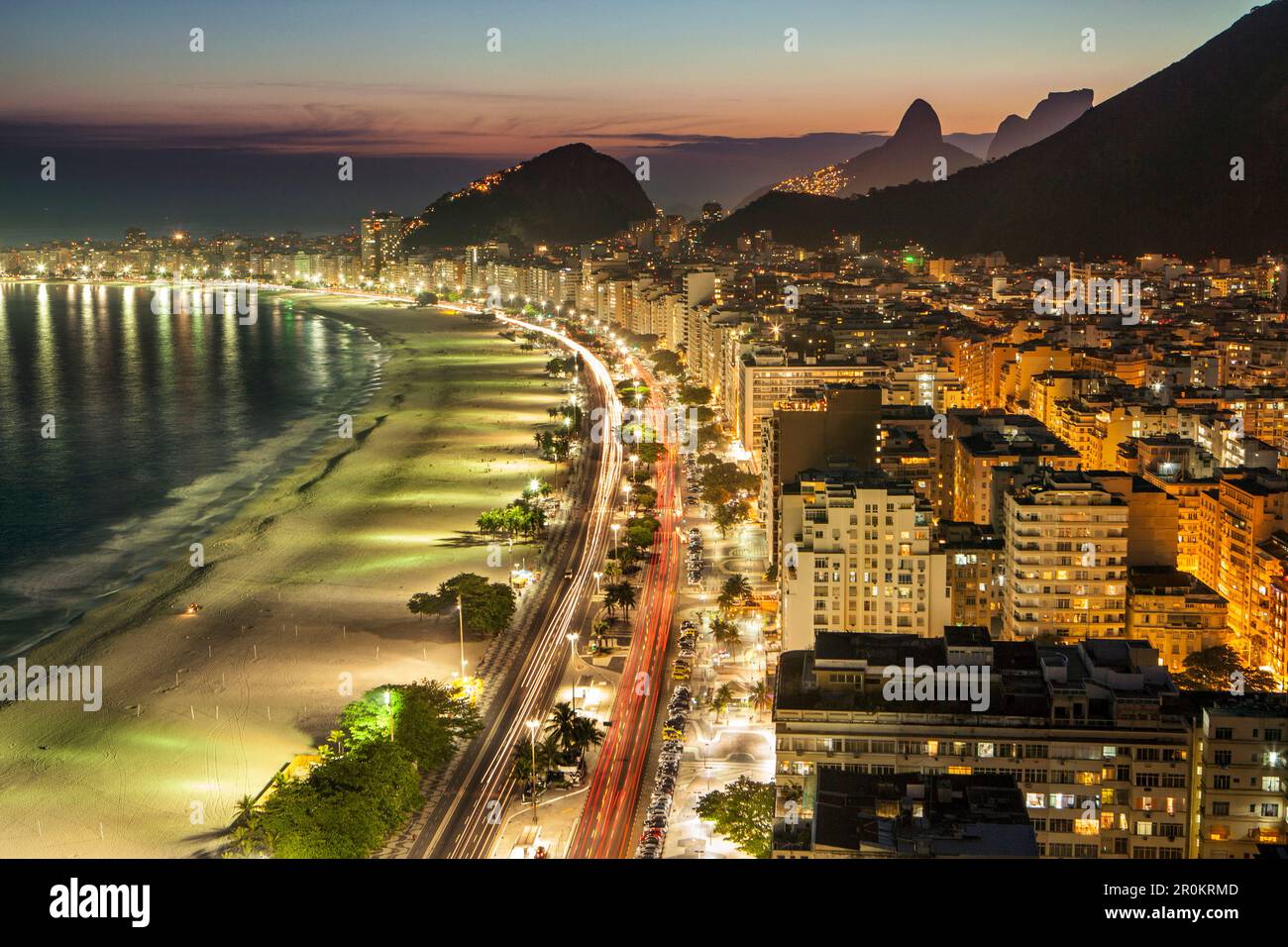 BRASILIEN, Rio de Janiero, Blick auf Copacabana Beach bei Nacht Stockfoto