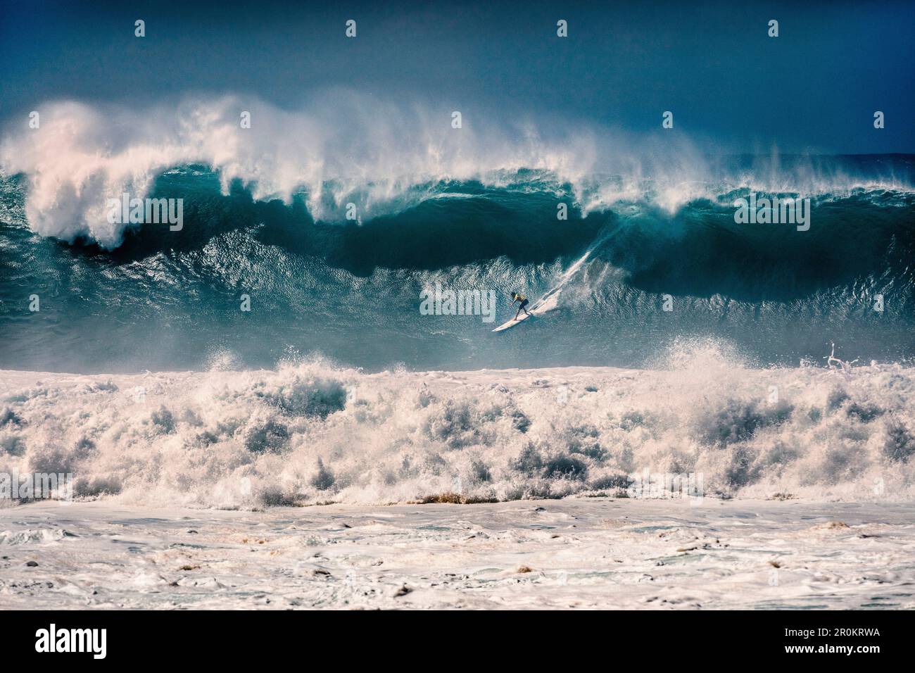 HAWAII, Oahu, North Shore, Eddie Aikau, 2016, Surfer in der Eddie Aikau 2016 Big Wave surfen Wettbewerb konkurrieren, Waimea Bay Stockfoto