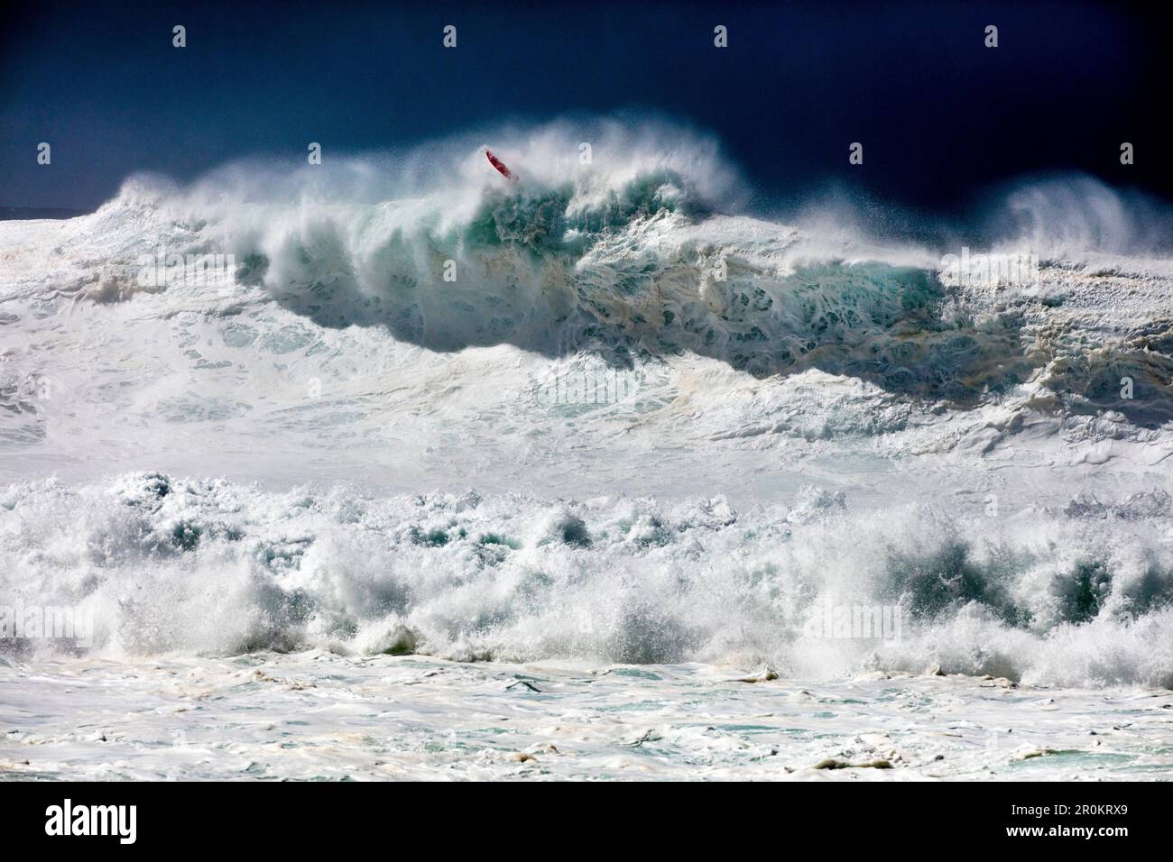 HAWAII, Oahu, North Shore, Eddie Aikau, 2016, Surfer in der Eddie Aikau 2016 Big Wave surfen Wettbewerb konkurrieren, Waimea Bay Stockfoto