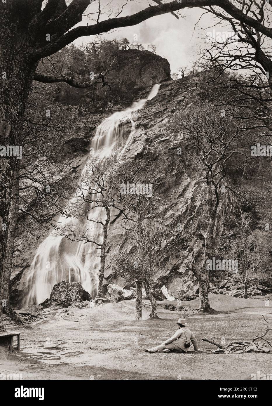 Der 121 Meter (397 Fuß) hohe Powerscourt Wasserfall in der Nähe von Enniskerry, County Wicklow, Irland. Die Wasserfälle sind Teil des Powerscourt Estate. Nach einem Foto aus dem 19. Jahrhundert. Stockfoto