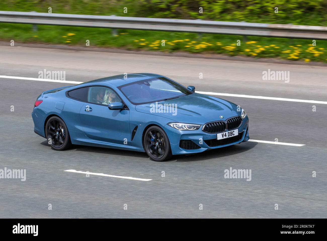 2020 Blue BMW 840I Auto 840I sDrive Auto Start/Stop Blue Car Coupe Benzinmotor 2998 cm3, ausgestattet mit einem BMW TwinPower Turbo 6-Zylinder-Benzinmotor, der auf der Autobahn M61 fährt, Großbritannien Stockfoto