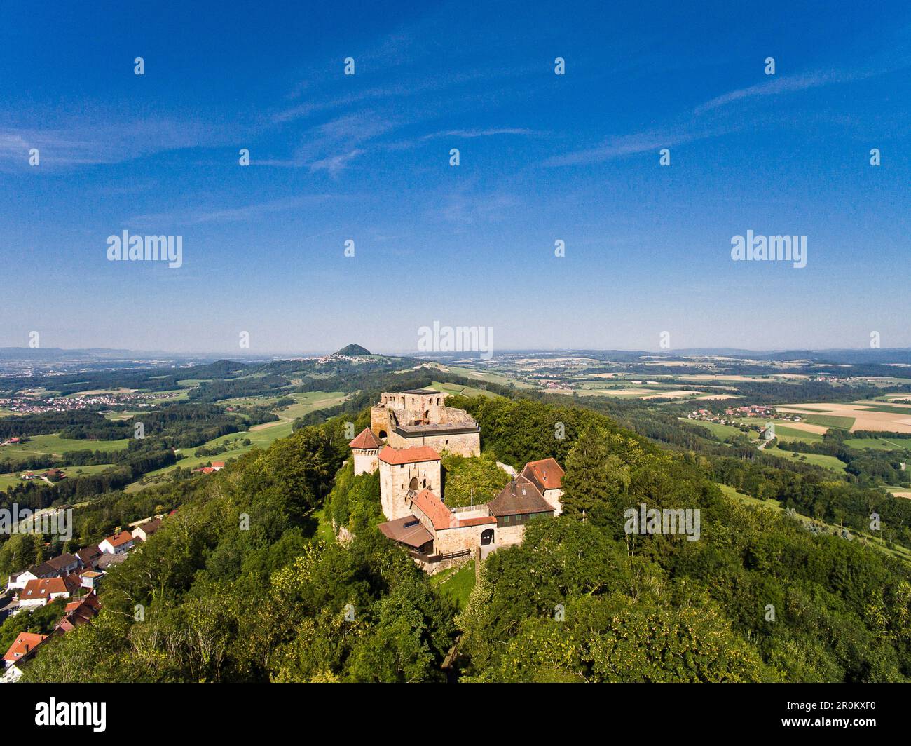 Blick über das Schloss Hohenrechberg zum Berg Hohenstaufen, in der Nähe von Schwaebisch Gmuend, Schwabischer Alb, Baden-Württemberg, Deutschland Stockfoto