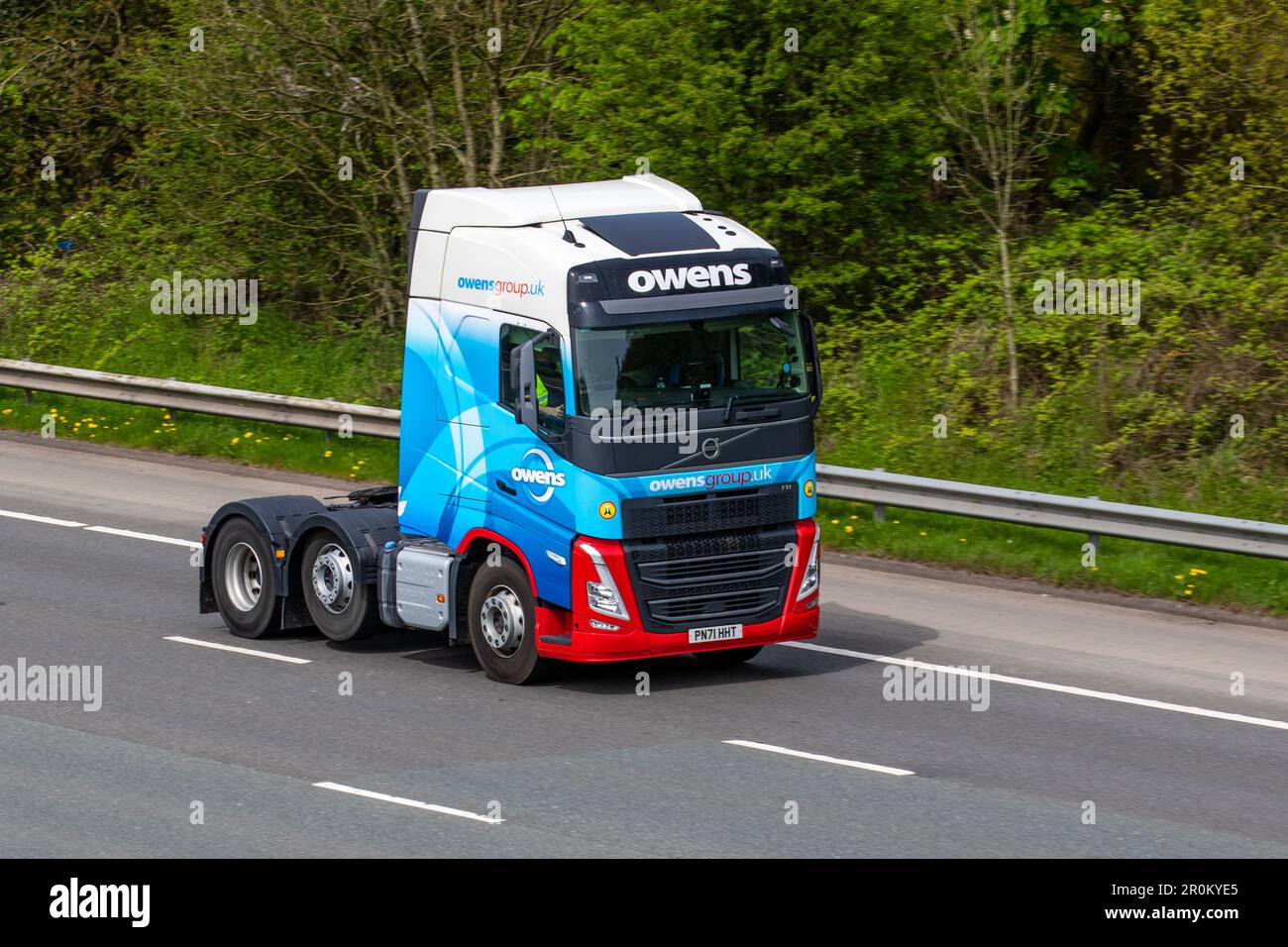 OWENS (STRASSENVERKEHR) BEGRENZT. Road Transport Solutions 2021 Volvo FH Traktoreinheit, Diesel 12777 cm3 auf der Autobahn M61 UK Stockfoto