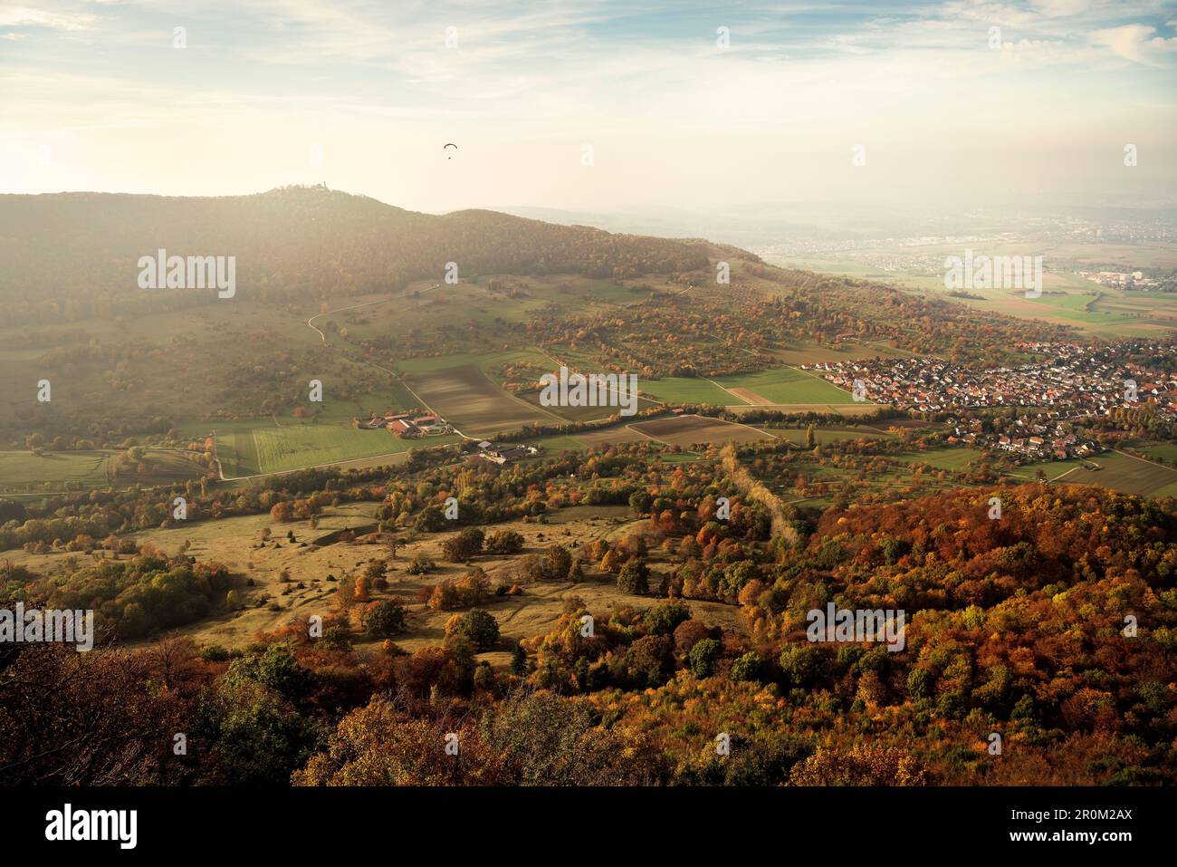 Blick vom Breitenstein Rock in Richtung Schloss Teck, Mikrolicht-Pilot, Kirchheim Teck, Biosphärenreservat, Schwäbische Alb, Baden-Württemberg, Deutschland Stockfoto
