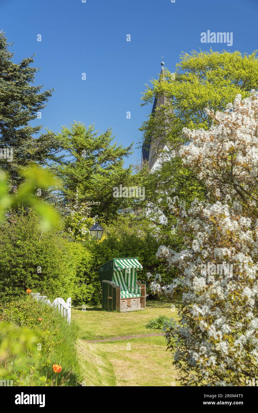 Liegestuhl in einem Garten in Nebel, Nordfriesische Insel Amrum, Nordsee, Schleswig-Holstein, Norddeutschland, Europa Stockfoto