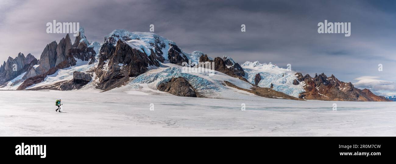 Bergsteiger auf der Eisfläche des Campo de Hielo Sur, Panorama mit Cerro Torre, Los Glaciares Nationalpark, Patagonien, Argentinien Stockfoto