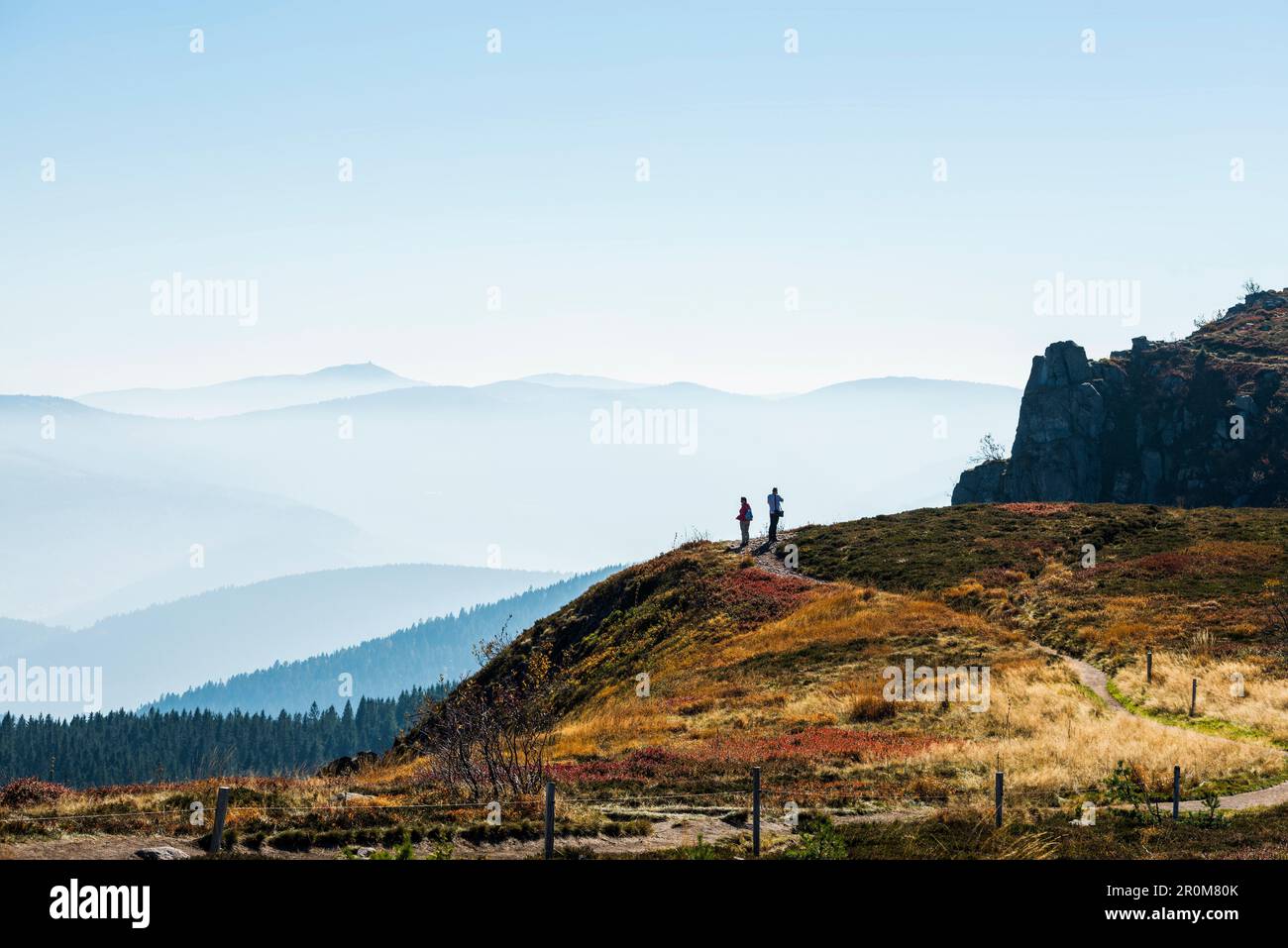 Gestaffelte Bergketten im Dunst und Wanderer, in Hohneck, Col de la Gorge, Vogesen, Elsass-Lothringen, Frankreich Stockfoto