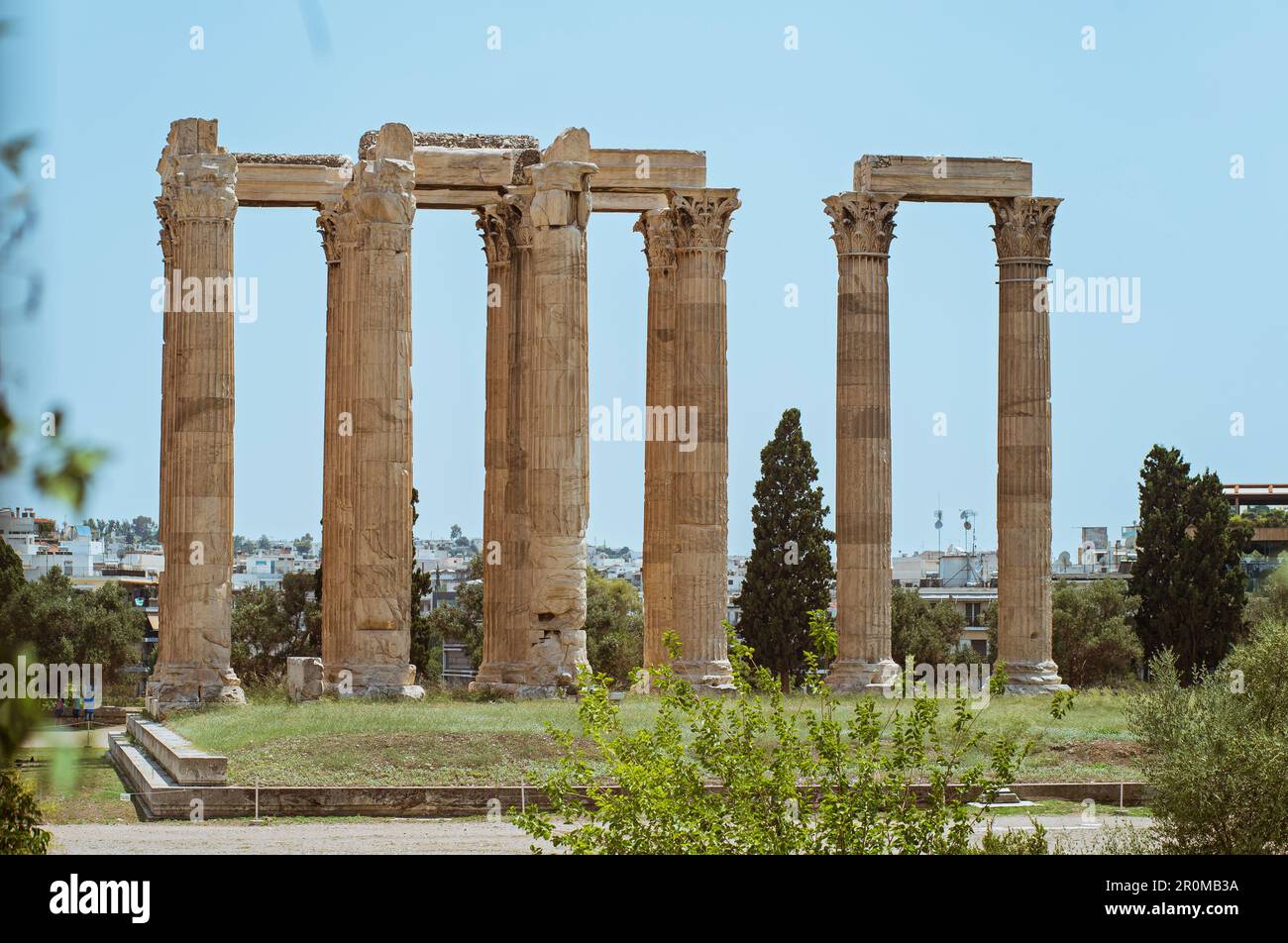 Tempel des Zeus, Athen, Griechenland. Dies sind die berühmten Wahrzeichen von Athen. Sonniger Blick auf die antiken griechischen Ruinen, große Säulen eines klassischen Gebäudes Stockfoto