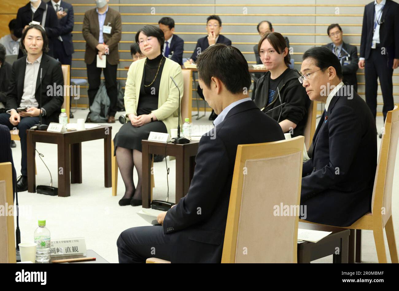 Japanese Prime Minister Fumio Kishida (R) has a dialogue with next-generation AI (artificial intelligence) leaders at the prime minister's office in Tokyo on May 9, 2023. ( The Yomiuri Shimbun via AP Images ) Stockfoto