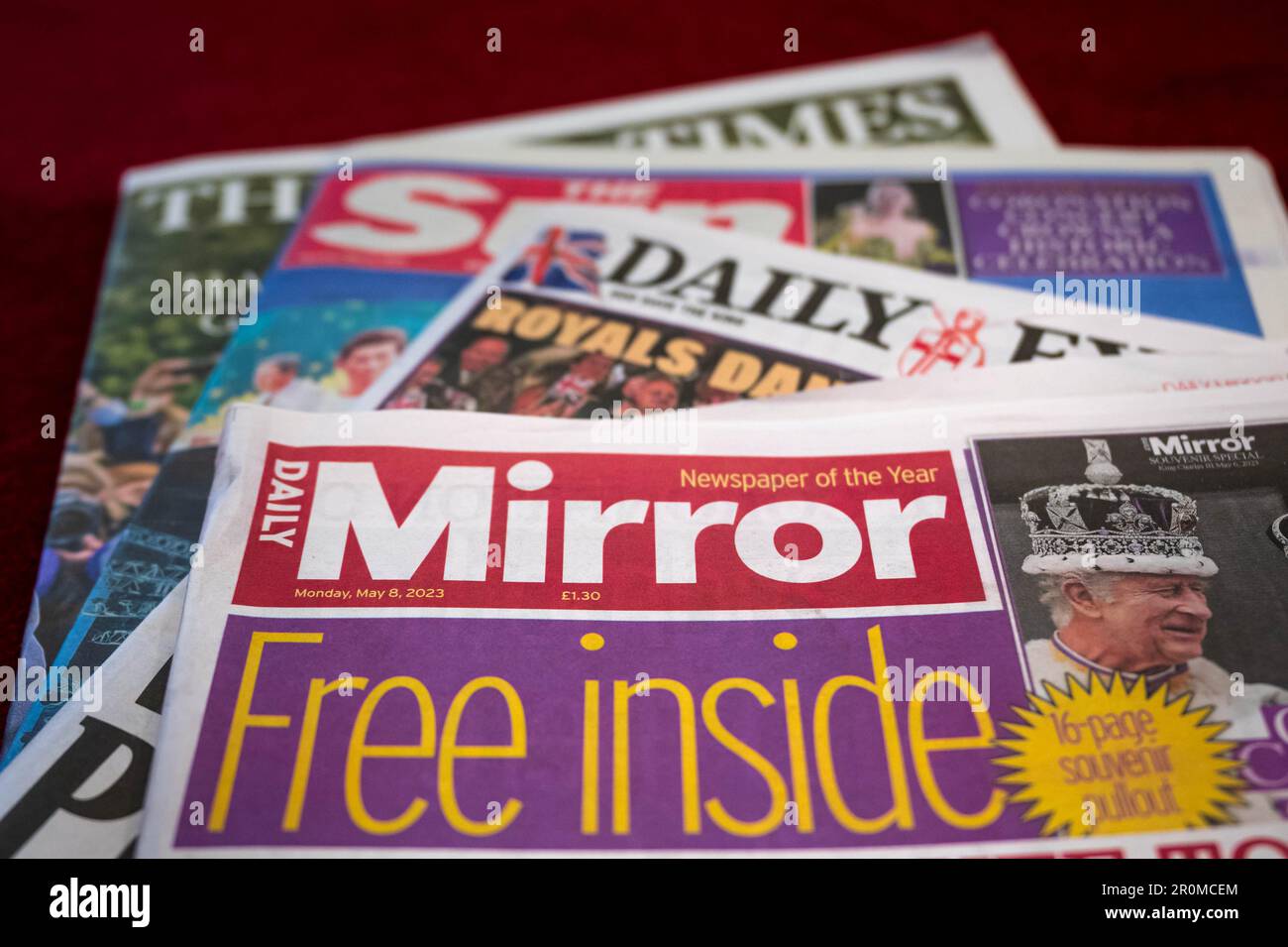 London, Großbritannien. 08. Mai 2023. Die britischen Zeitungen "Daily Mirror", "Daily Express", "The Sun" und "The Times" liegen auf einem Tisch. Kredit: Sina Schuldt/dpa/Alamy Live News Stockfoto