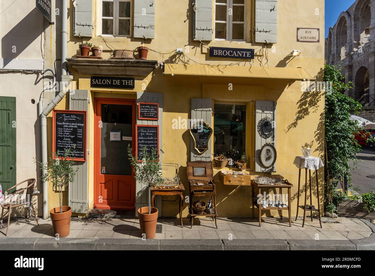 Teestube, Café, Antiquitätengeschäft in der Rue Voltaire, Arles, Provence, Frankreich Stockfoto