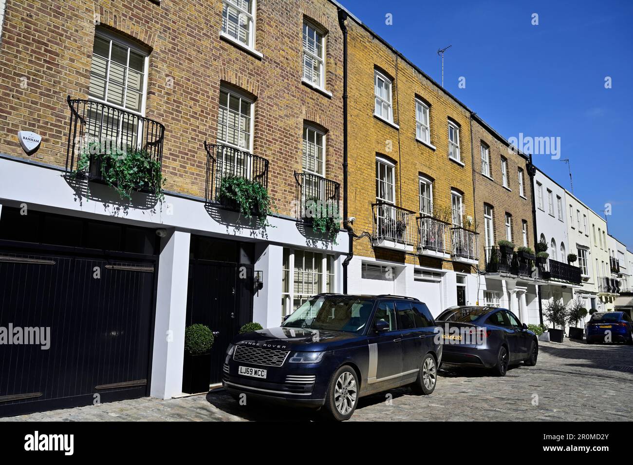 Luxuriöse terrassenförmige Mews-Häuser, Boscobel Place an der Elizabeth Street, Belgravia, West London, Großbritannien Stockfoto