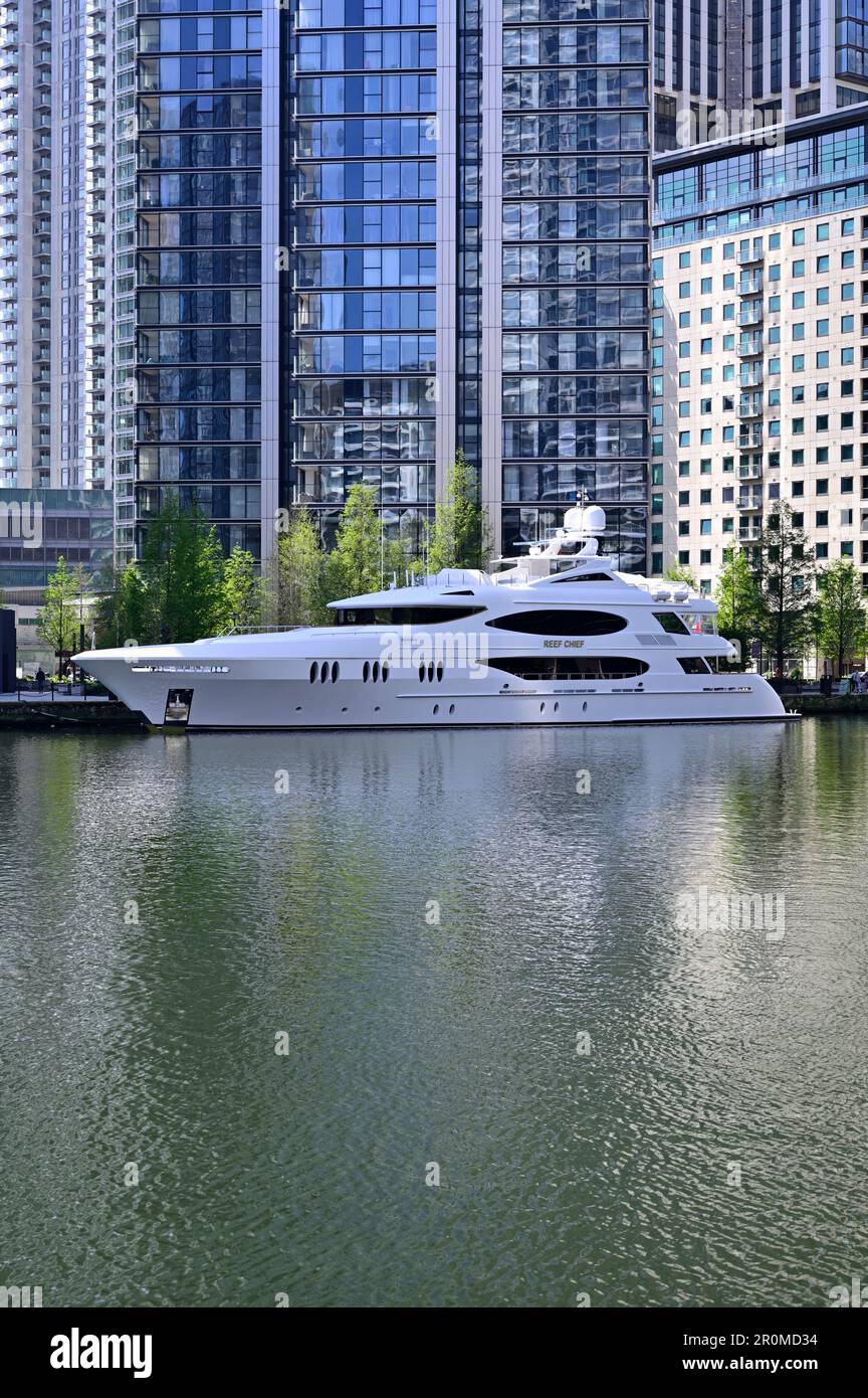 Luxusmotoryacht im West India Dock, South Dock, Canary Wharf, East London, Großbritannien Stockfoto