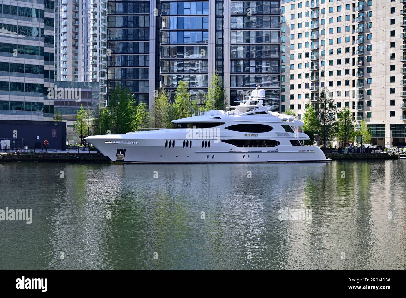 Luxusmotoryacht im West India Dock, South Dock, Canary Wharf, East London, Großbritannien Stockfoto