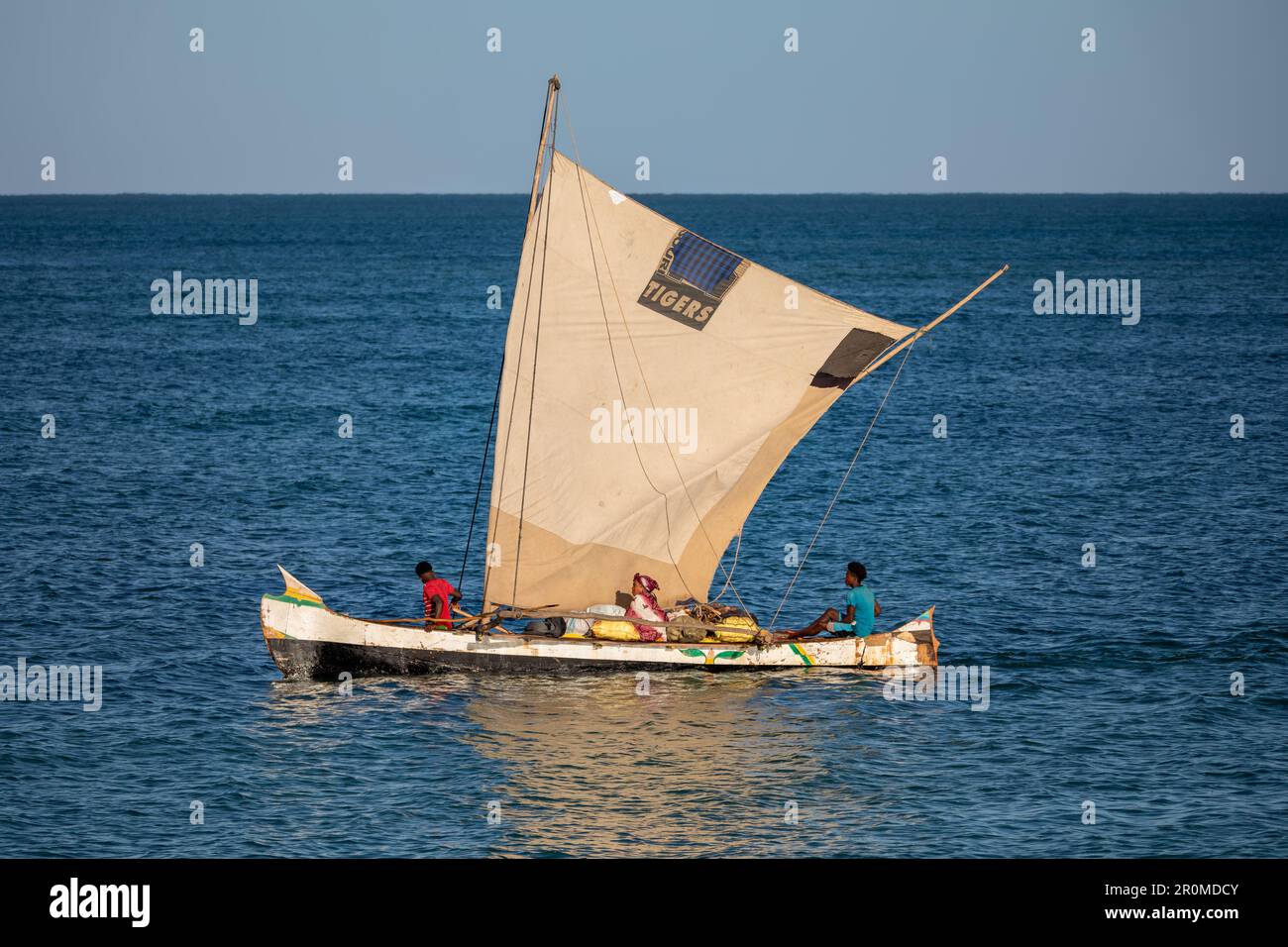NOSY ISLAND, MADAGASKAR - 22. NOVEMBER 2022: Fischer, die vor der Küste von Nosy Island in Madagaskar mit Segelbooten fischen. Die primäre Quelle der Livel Stockfoto