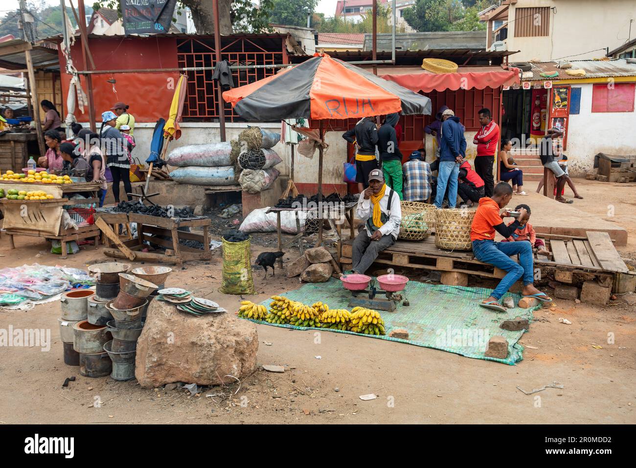 ANTANANARIVO, MADAGASKAR - 28. OKTOBER 2022: Straßenobstverkäufer verkaufen ihre Waren an der Straße in Antananarivo, Madagaskar Stockfoto