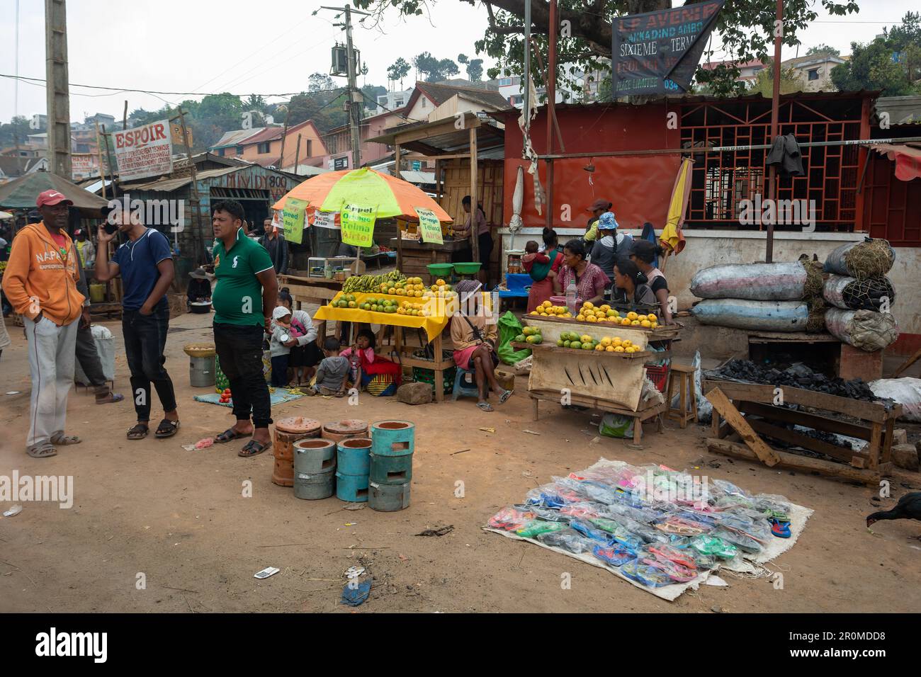 ANTANANARIVO, MADAGASKAR - 28. OKTOBER 2022: Straßenobstverkäufer verkaufen ihre Waren an der Straße in Antananarivo, Madagaskar Stockfoto