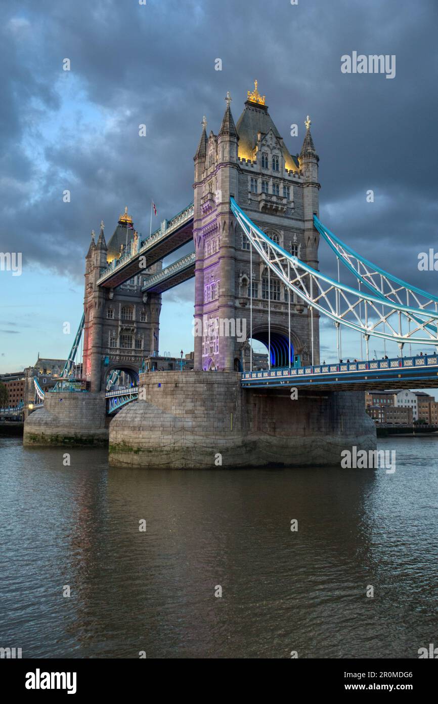 Tower Bridge mit bunten Lichtern zur Feier der Krönung von König Karl Ill. Ird Stockfoto