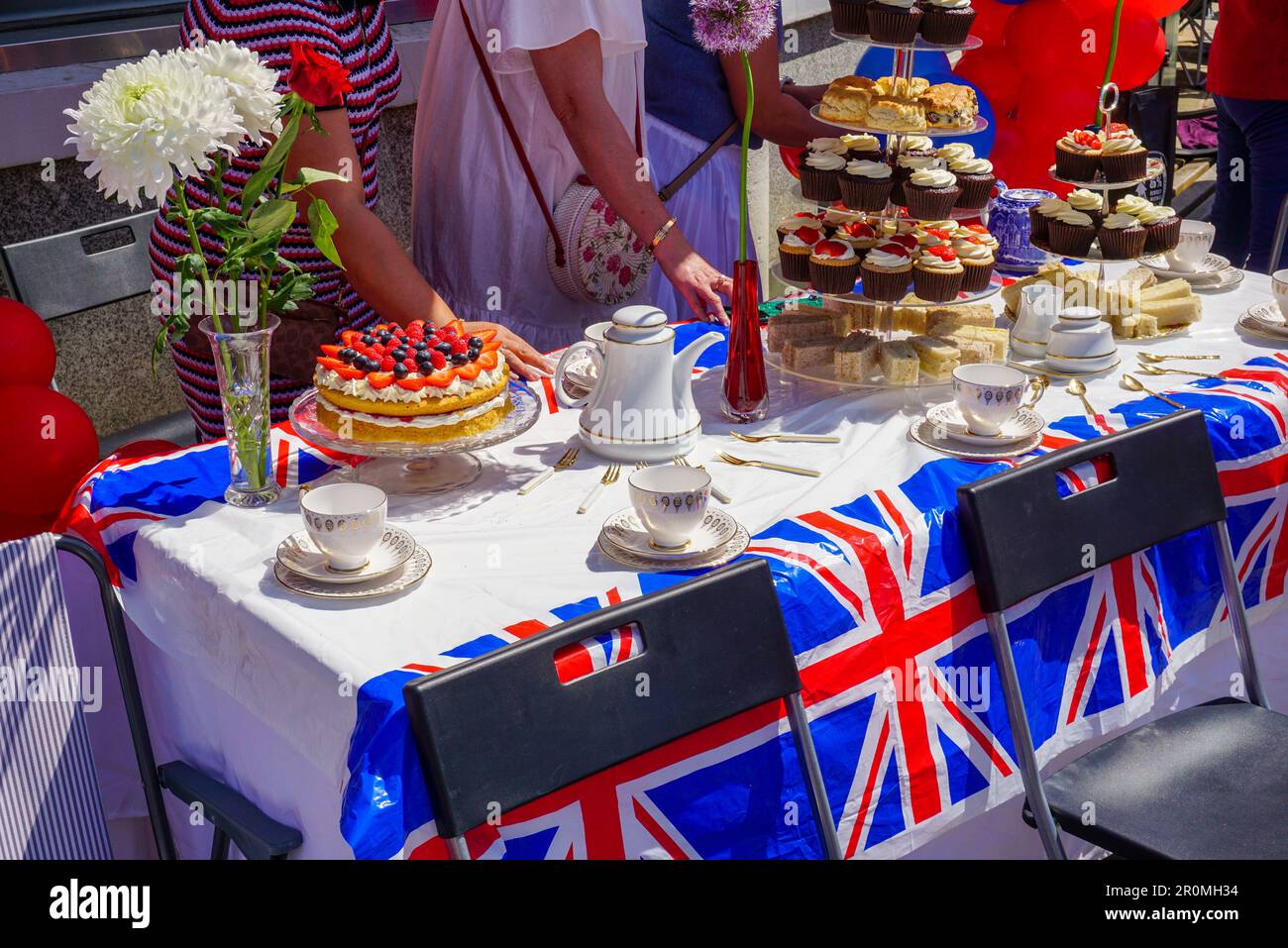 Britische Straßenparty mit Tee und Kuchen. Königliche Feierlichkeiten des Monarchen in Großbritannien Stockfoto