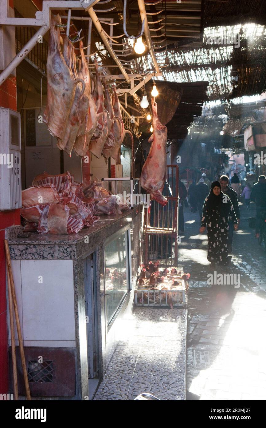 Schlachter-Ausstellung auf der Straße in einem Souk von Marrakesch, Marrakesch, Marokko Stockfoto