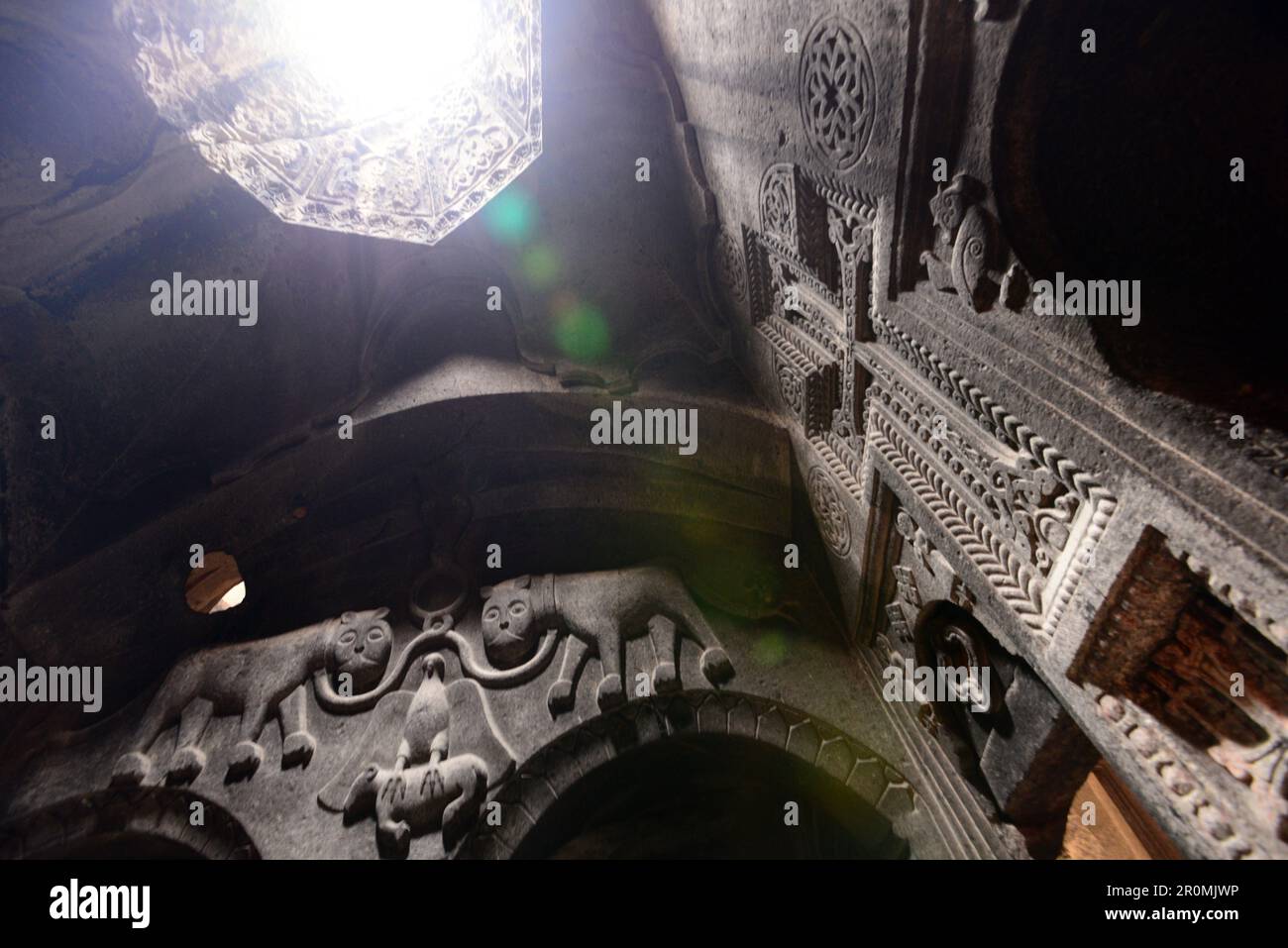 Hilfsarbeiten im frühen christlichen Kloster Gerghard in Garni östlich von Eriwan, Armenien, Asien Stockfoto