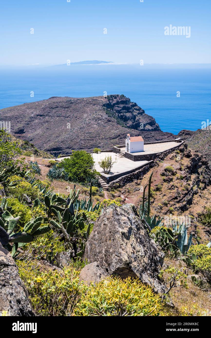 Blick auf die kleine Kapelle Ermita de Nuestra Senora de Guadalupe und den Atlantischen Ozean im Garajonay-Nationalpark, Valle Gran Rey, La Gomera, Kanarische Inseln Stockfoto