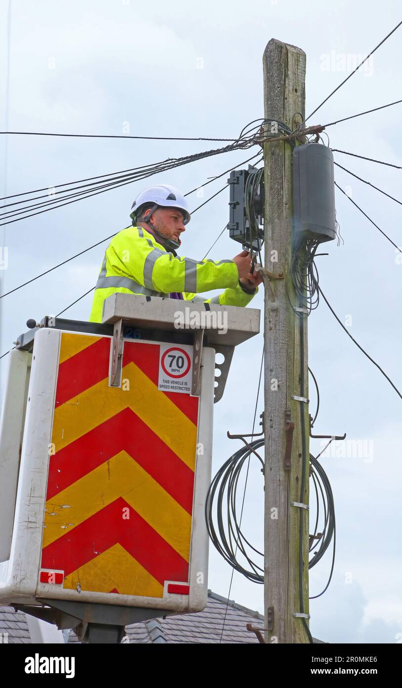 Breitband- und Festnetztelefonleitungen werden hinzugefügt, von Network Construction & Development , NCD, Kabelunternehmen für Openreach, Cheshire, Großbritannien Stockfoto