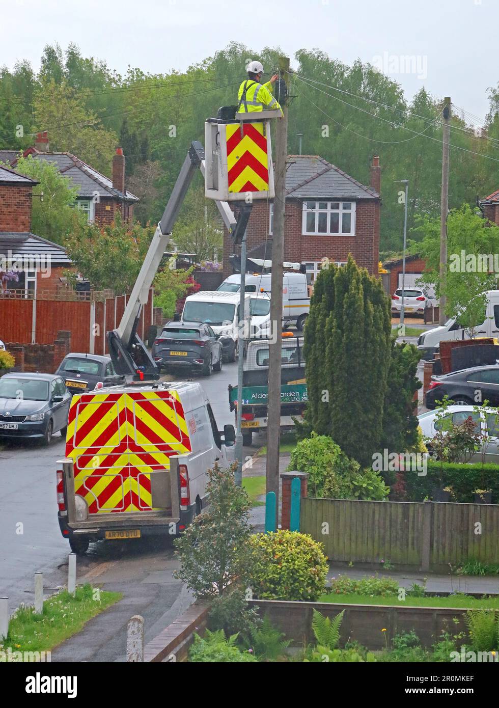 Breitband- und Festnetztelefonleitungen werden hinzugefügt, von Network Construction & Development , NCD, Kabelunternehmen für Openreach, Cheshire, Großbritannien Stockfoto